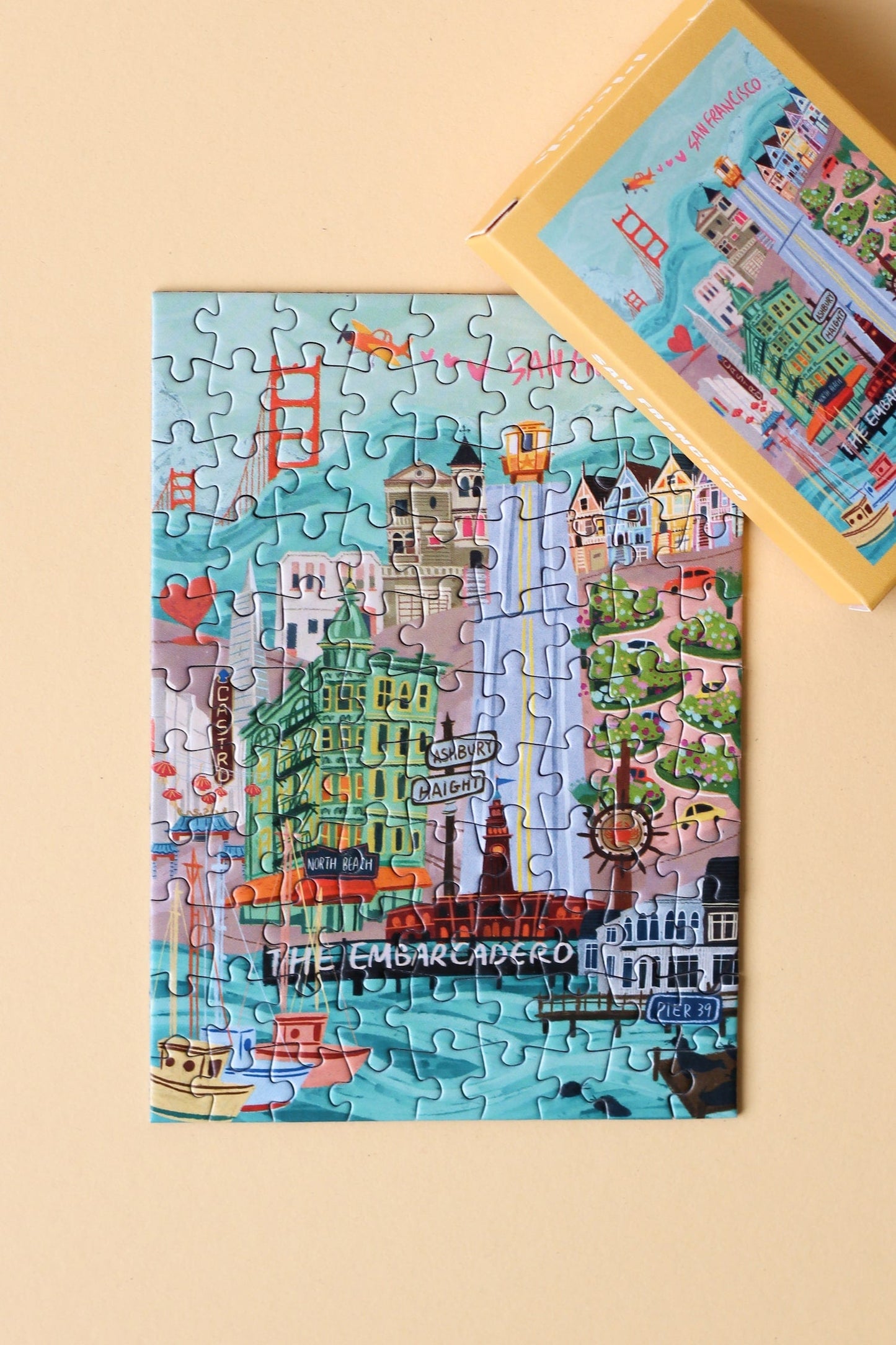 Plastikfreies Minipuzzle für Erwachsene, das die Hauptsehenswürdigkeiten San Franciscos in den USA zeigt. Zu sehen sind z.B. die Golden Gate Bridge, das Embarcadero und die Painted Ladies.