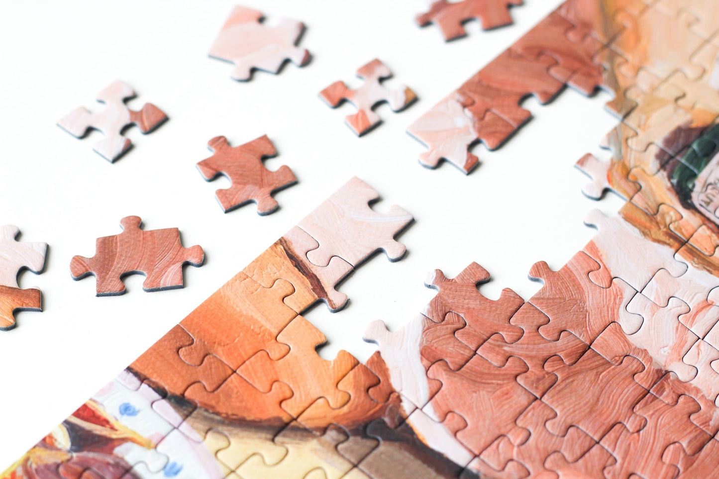 500-teiliges Puzzle für Erwachsene, das eine Frau beim Picknicken von Trauben, Feigen, Melone und Champagner zeigt.