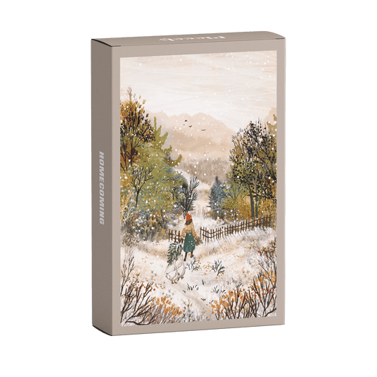 99-Teile-Mini-Puzzle „Homecoming“ von Piecely – Illustration einer winterlichen Landschaft mit Frau, zwei Gänsen und Weihnachtsbaum, auf grauer Verpackung