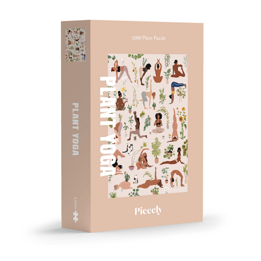 Die Verpackung des 1000-teiligen Puzzles „Plant Yoga“ von Piecely zeigt eine sanfte rosa Box mit einer Illustration im Zentrum. Abgebildet sind zahlreiche Frauen mit unterschiedlichen Hauttönen in verschiedenen Yoga-Posen, umgeben von Zimmerpflanzen, Blättern und Töpfen. Die Szene wirkt ruhig, modern und vielfältig. Der Titel „Plant Yoga“ steht groß in weißer Schrift vertikal am linken Rand der Vorderseite.
