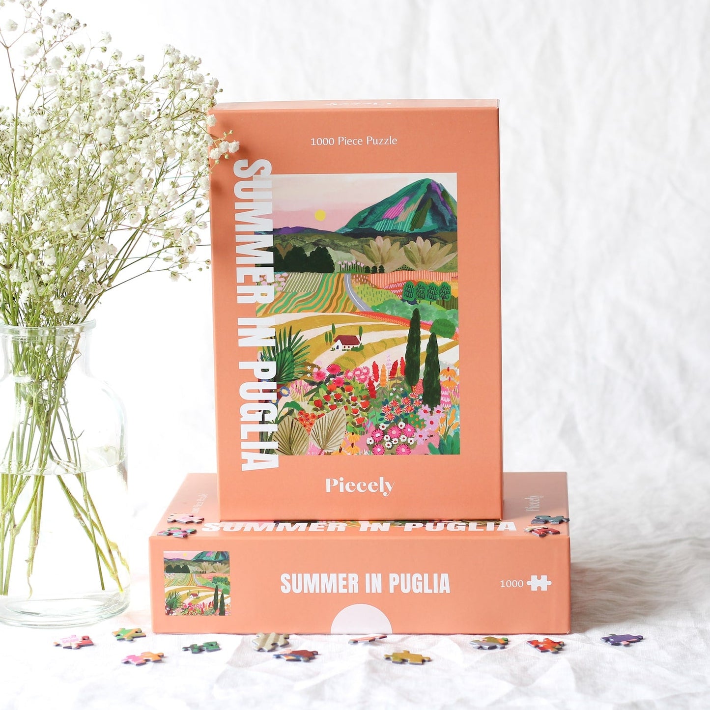 Außergewöhnliches 1000-Teile-Puzzle für Erwachsene, das die sommerliche Landschaft Apuliens in Italien zeigt. Zu sehen sind blühende Felder, Ein Berg und ein kleines Haus.