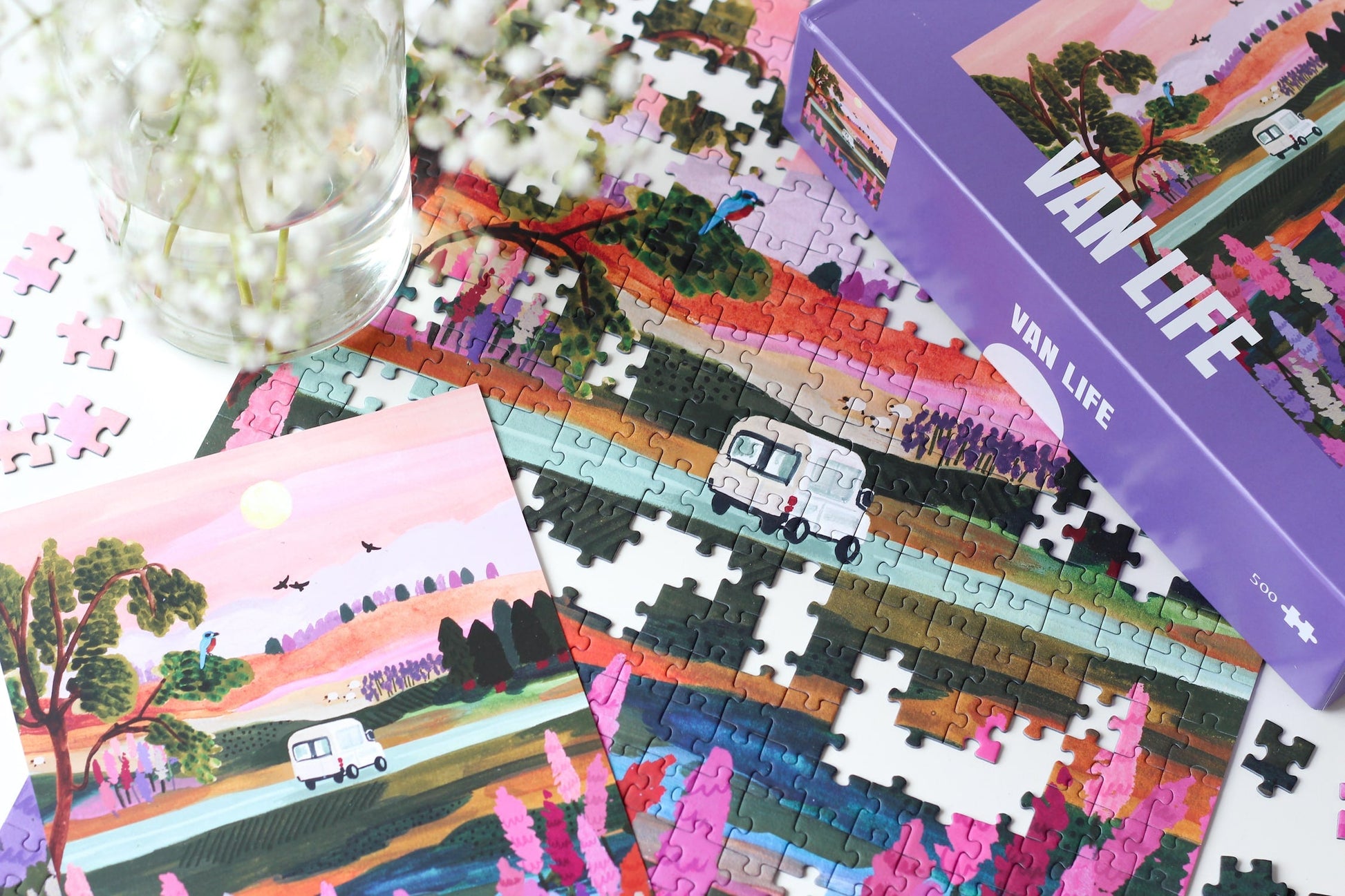 Außergewöhnliches 500-Teile-Puzzle für Erwachsene, das einen Van zeigt, der durch die herbstliche Landschaft Neuseelands fährt.