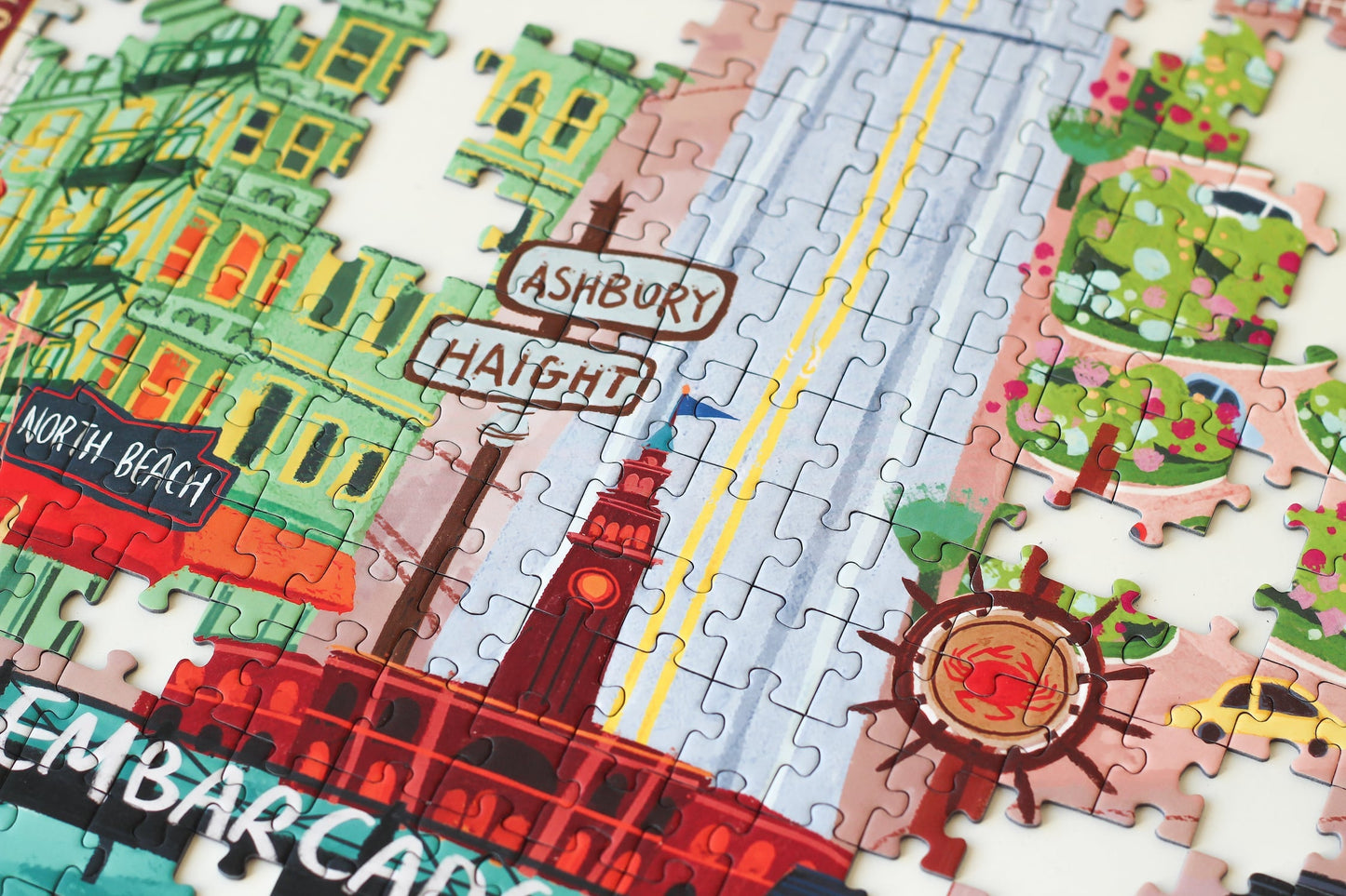 Außergewöhnliches 500-Teile-Puzzle für Erwachsene, das die Stadt Francisco, inklusive Painted Ladies, den Hafen und die Golden Gate Bridge zeigt.