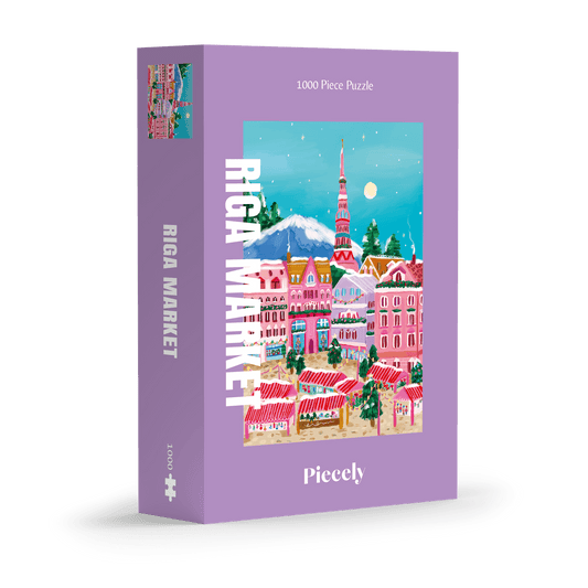 Die Verpackung des 1000-teiligen Puzzles „Riga Market“ von Piecely ist in Lila gehalten. Die Illustration zeigt einen farbenfrohen Weihnachtsmarkt mit roten Marktständen vor bunten Häusern und einer hohen Kirchturmspitze. Im Hintergrund liegt Schnee auf den Dächern, und ein heller Vollmond leuchtet am blauen Himmel. Der Titel „RIGA MARKET“ steht groß und weiß vertikal am linken Rand der Vorderseite.