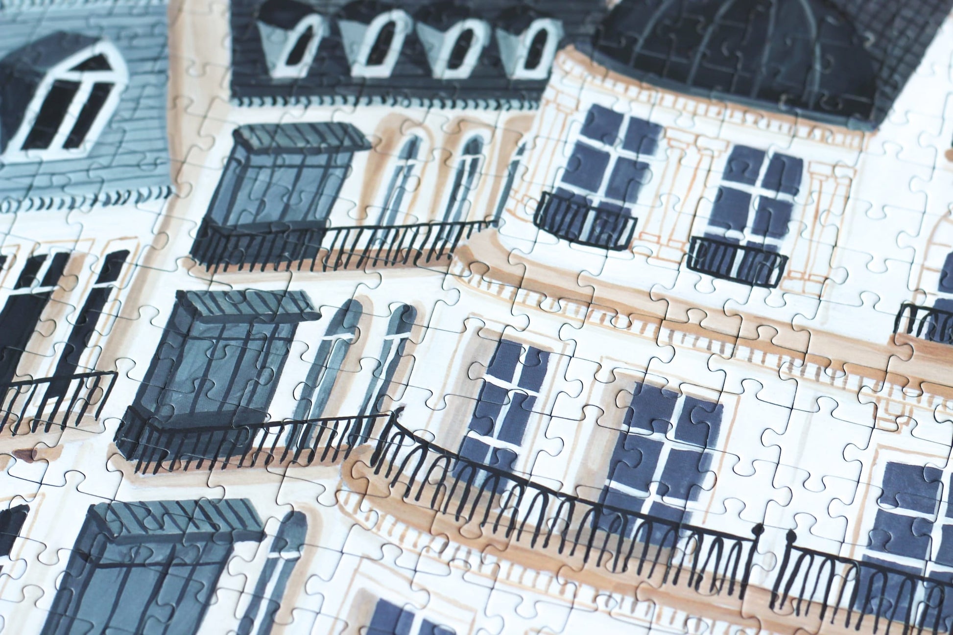 1000-Teile-Puzzle „Paris“ von Piecely – Illustration eines Pariser Balkons mit Frühstückstisch und Blick auf den Eiffelturm, auf hellblauer Verpackung.