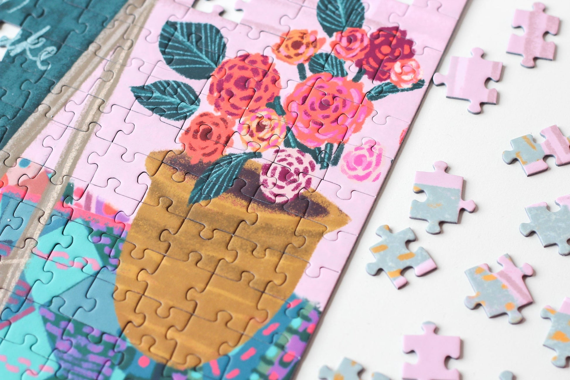 Außergewöhnliches 1000-Teile-Puzzle für Erwachsene, das eine rosa Bäckerei mit Torten, Kuchen und Cupcakes im Schaufenster und einen kleinen Hund für der Tür zeigt.