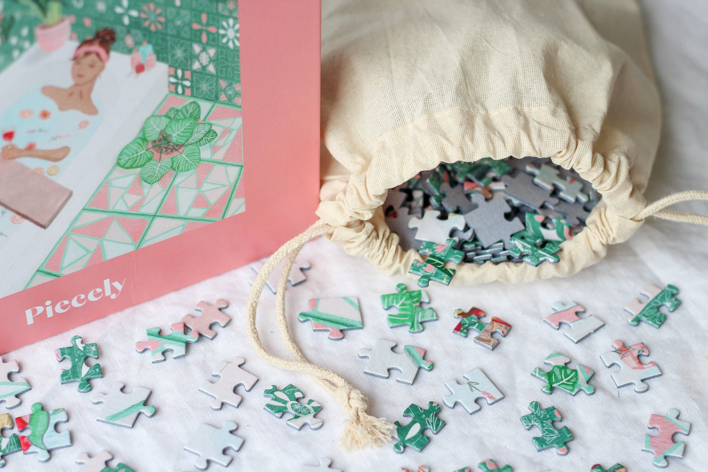 Nachhaltiges 500-Teile-Puzzle für Erwachsene, das eine Frau beim Baden mit einem Glas Wein in der Hand zeigt.