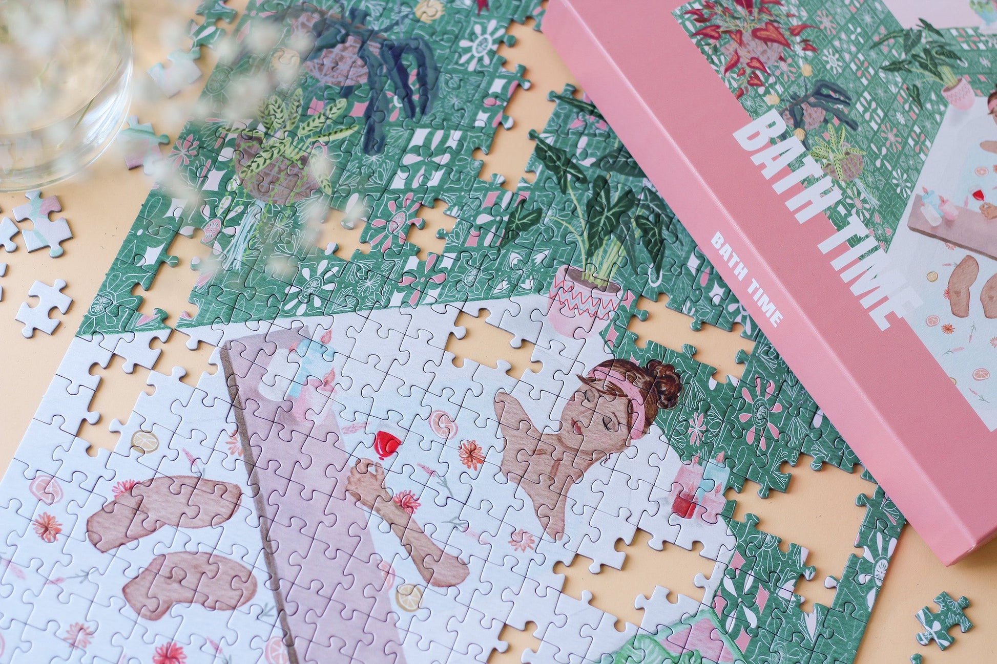 Nachhaltiges 500-Teile-Puzzle für Erwachsene, das eine Frau beim Baden mit einem Glas Wein in der Hand zeigt.