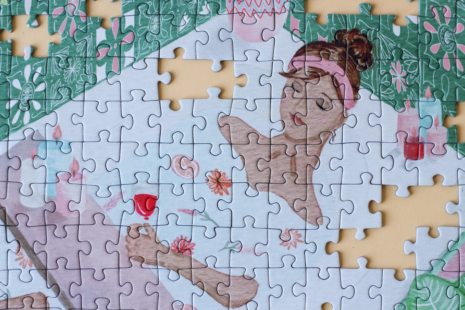 Nachhaltiges 500-Teile-Puzzle für Erwachsene, das eine Frau beim Baden mit einem Glas Wein in der Hand zeigt.