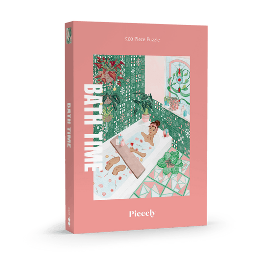 Die Verpackung des 500-teiligen Puzzles „Bath Time“ von Piecely zeigt eine rosa Box mit einer gemütlichen Szene in der Mitte: Eine Frau liegt entspannt in einer Badewanne mit Schaum und Blüten. Um sie herum stehen Kerzen, Pflanzen und Pflegeprodukte. Die Fliesen sind grün mit weißen Mustern, daneben ein Fenster mit Blick auf weitere Pflanzen. Der Titel „BATH TIME“ steht vertikal in Weiß am linken Rand der Vorderseite.