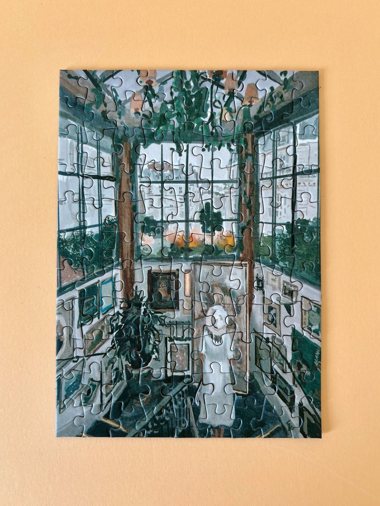 99-Teiliges Minipuzzle, das eine Frau zeigt, die die Bildergalerie des Big Mamma Restaurants in Paris betrachtet.