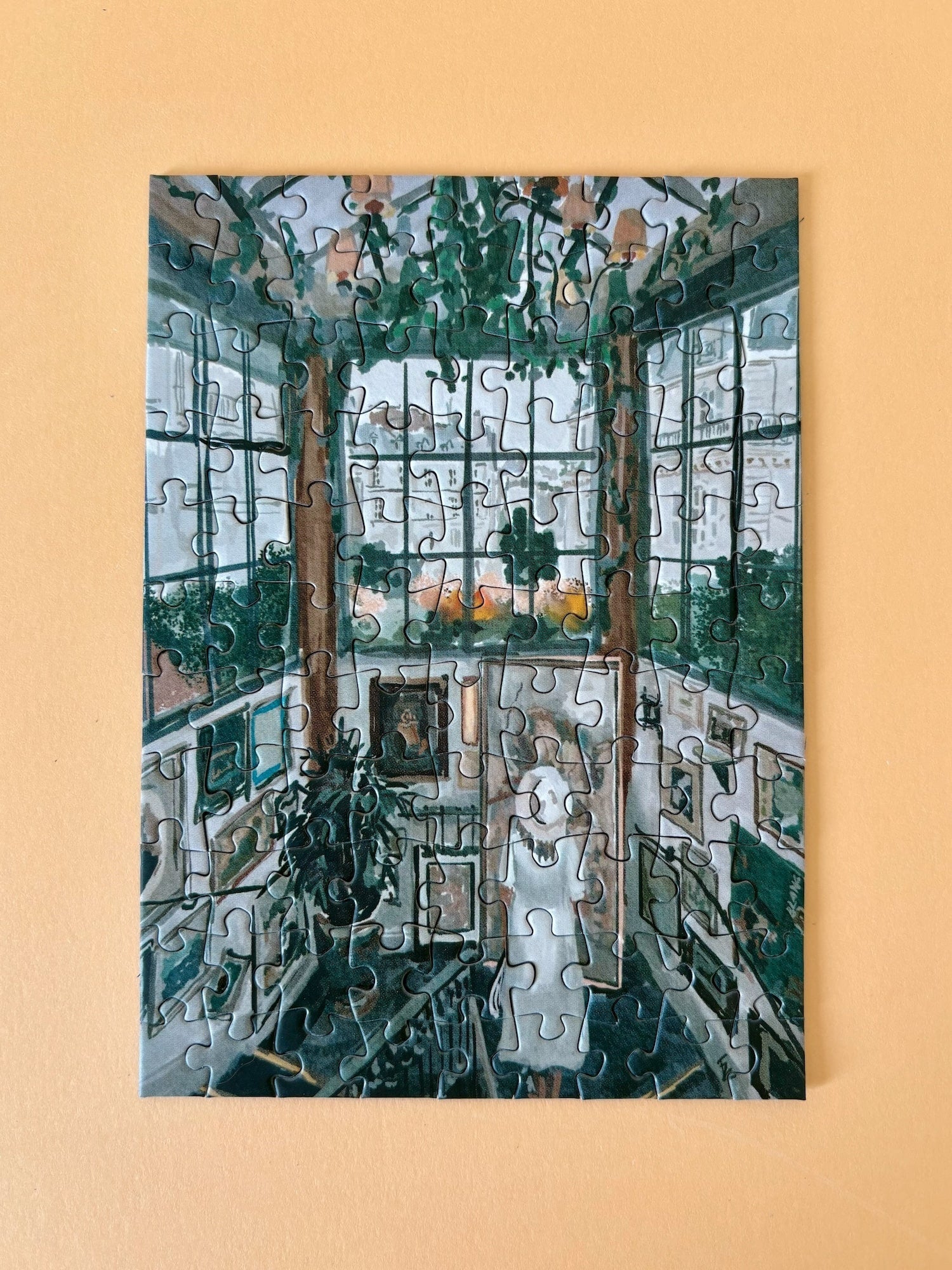 99-Teiliges Minipuzzle, das eine Frau zeigt, die die Bildergalerie des Big Mamma Restaurants in Paris betrachtet.