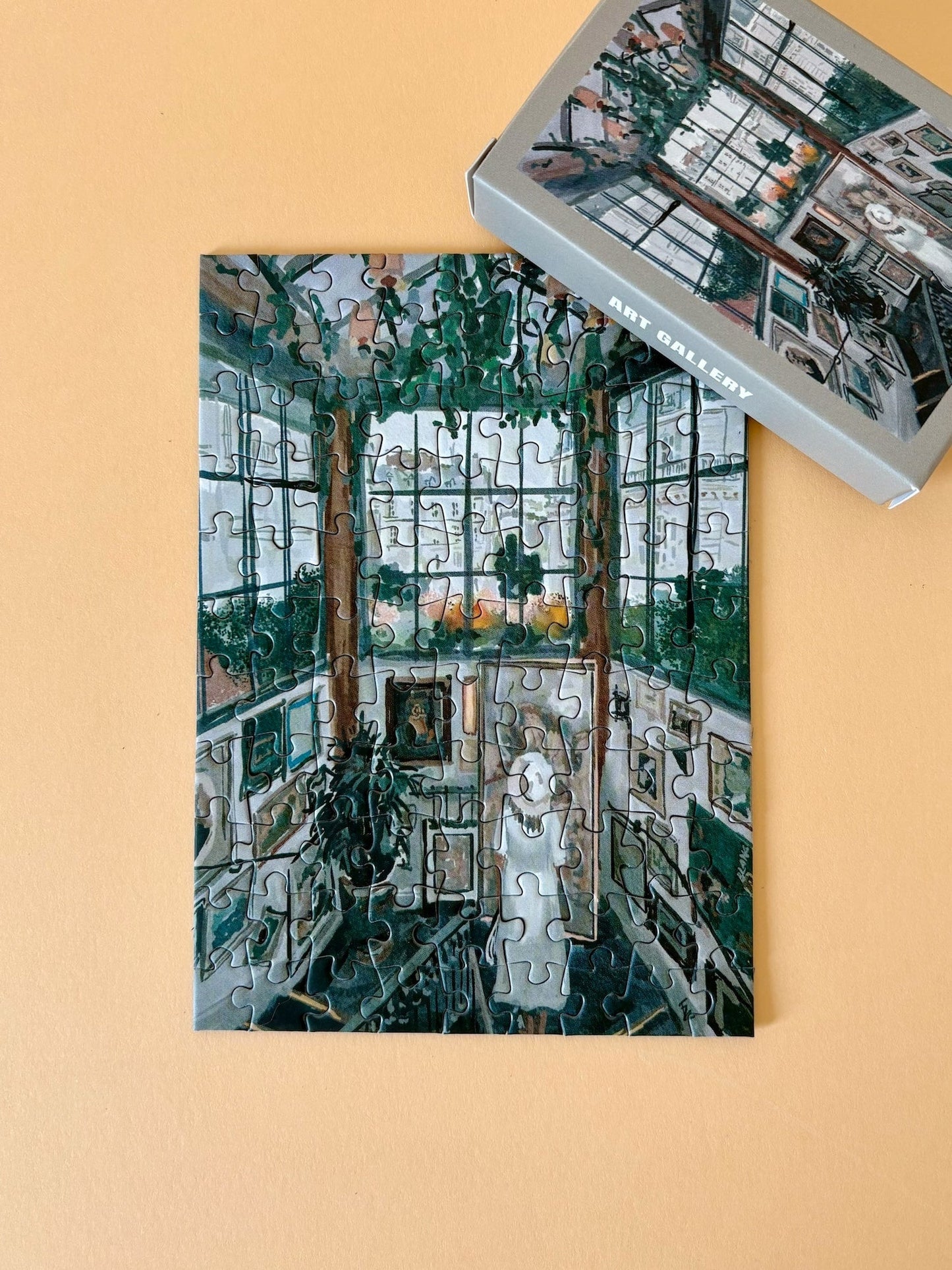 99-Teiliges Minipuzzle, das eine Frau zeigt, die die Bildergalerie des Big Mamma Restaurants in Paris betrachtet.