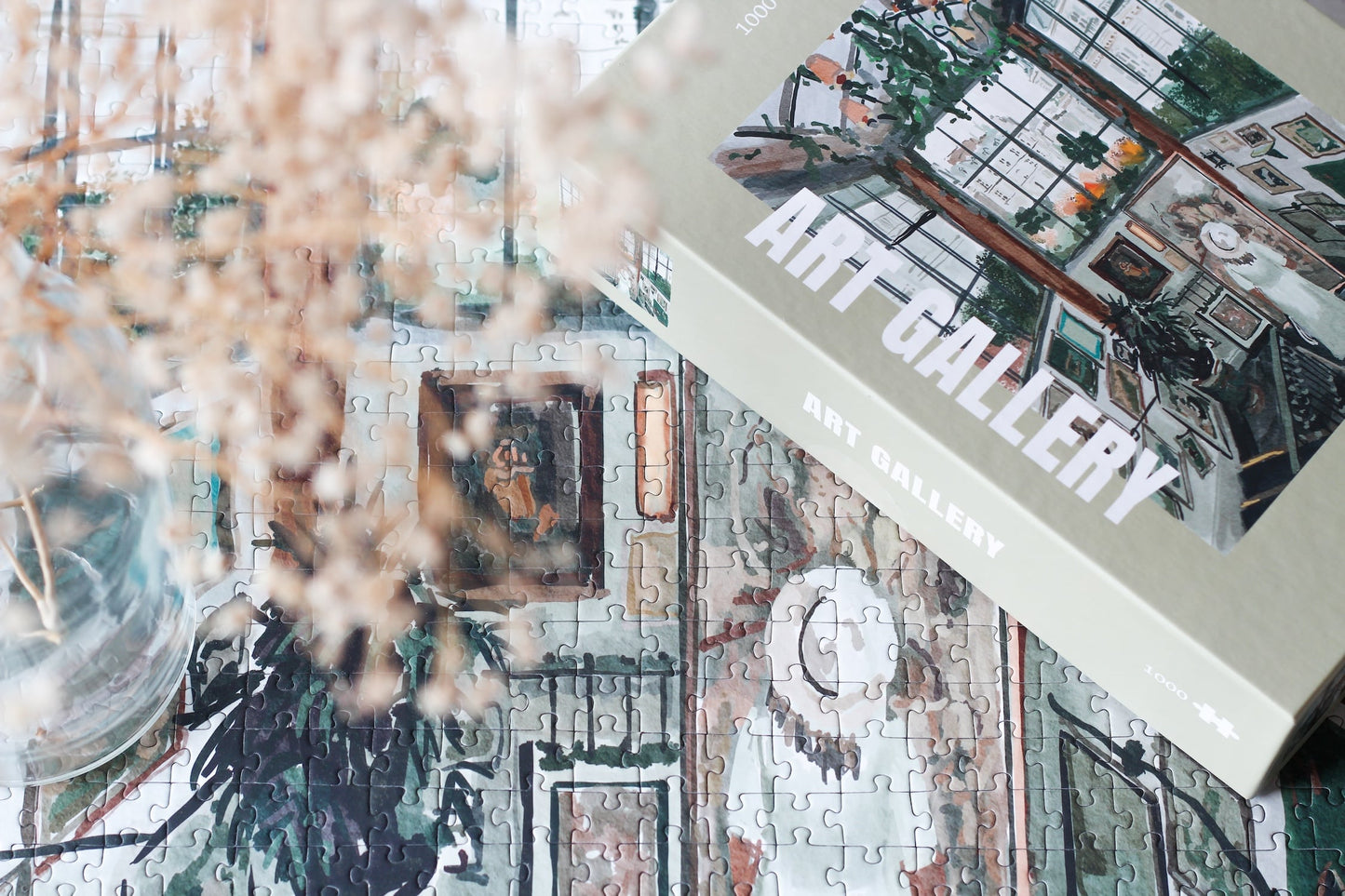 1000-Teiliges Puzzle, das eine Frau zeigt, die die Bildergalerie des Big Mamma Restaurants in Paris betrachtet.