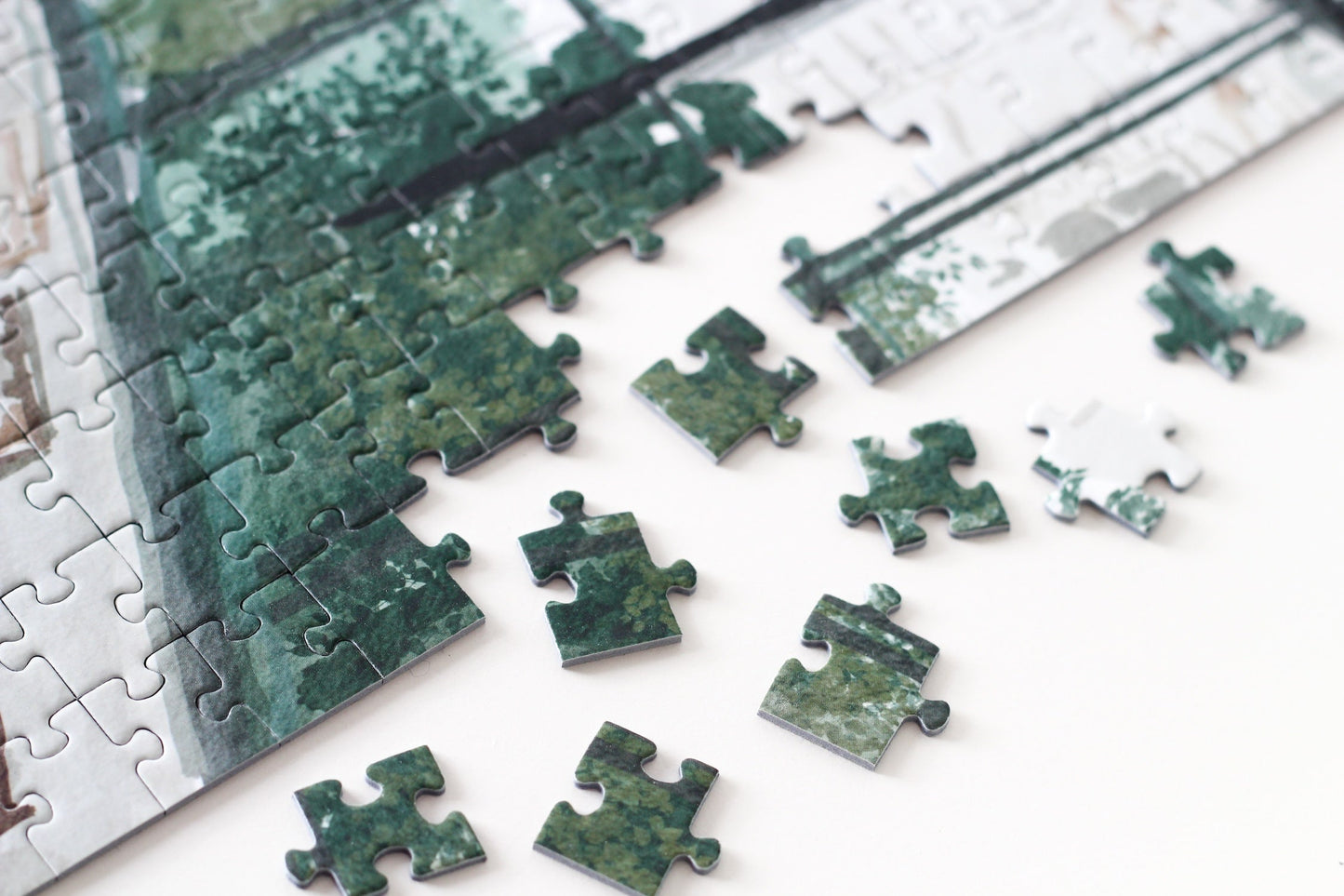 1000-Teiliges Puzzle, das eine Frau zeigt, die die Bildergalerie des Big Mamma Restaurants in Paris betrachtet.