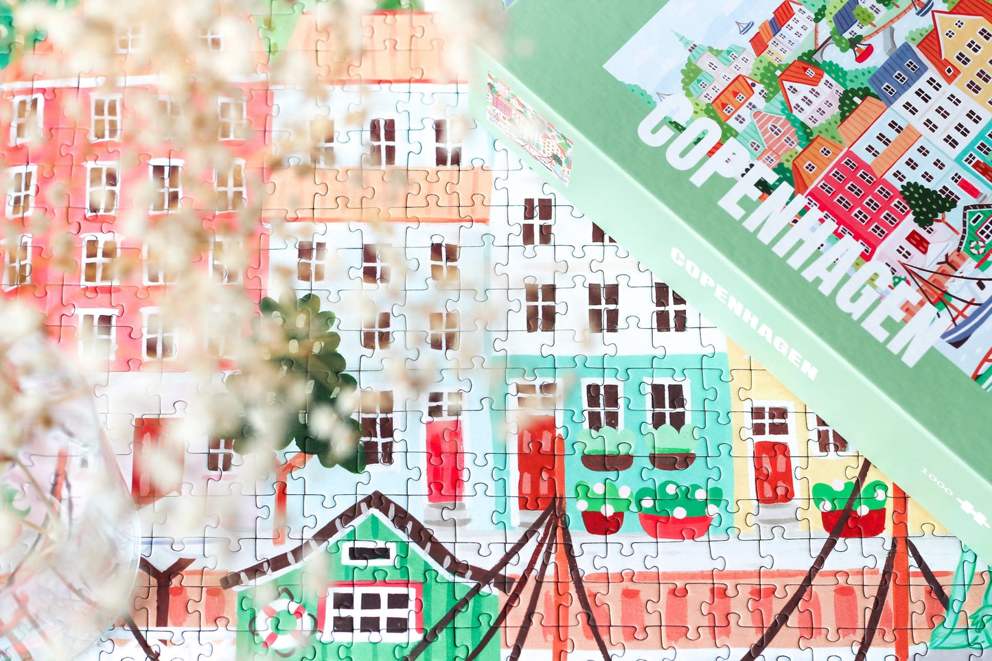 1000-teiliges Puzzle für Erwachsene, das die bunten Häuser, Kanäle und Schiffe Kopenhagens zeigt. 