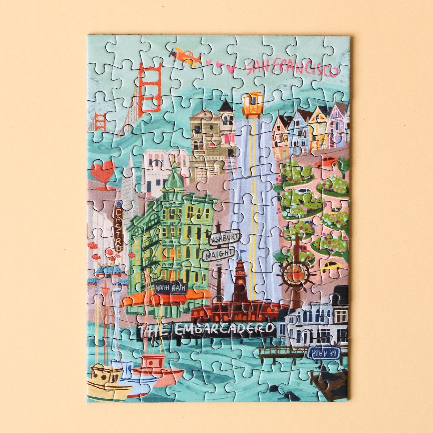 Plastikfreies Minipuzzle für Erwachsene, das die Hauptsehenswürdigkeiten San Franciscos in den USA zeigt. Zu sehen sind z.B. die Golden Gate Bridge, das Embarcadero und die Painted Ladies.