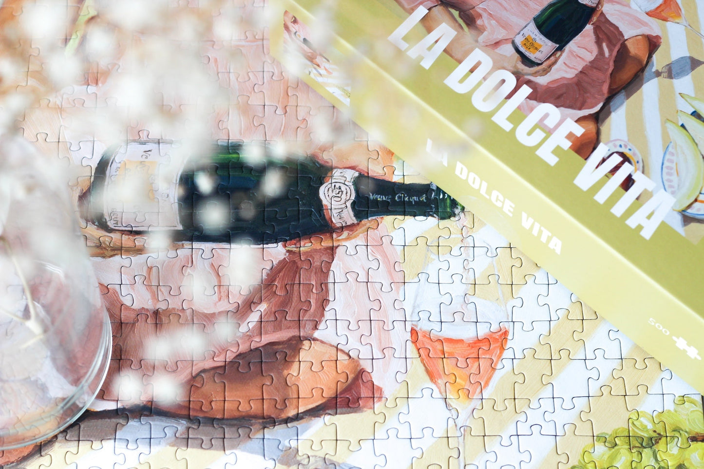 500-teiliges Puzzle für Erwachsene, das eine Frau beim Picknicken von Trauben, Feigen, Melone und Champagner zeigt. 