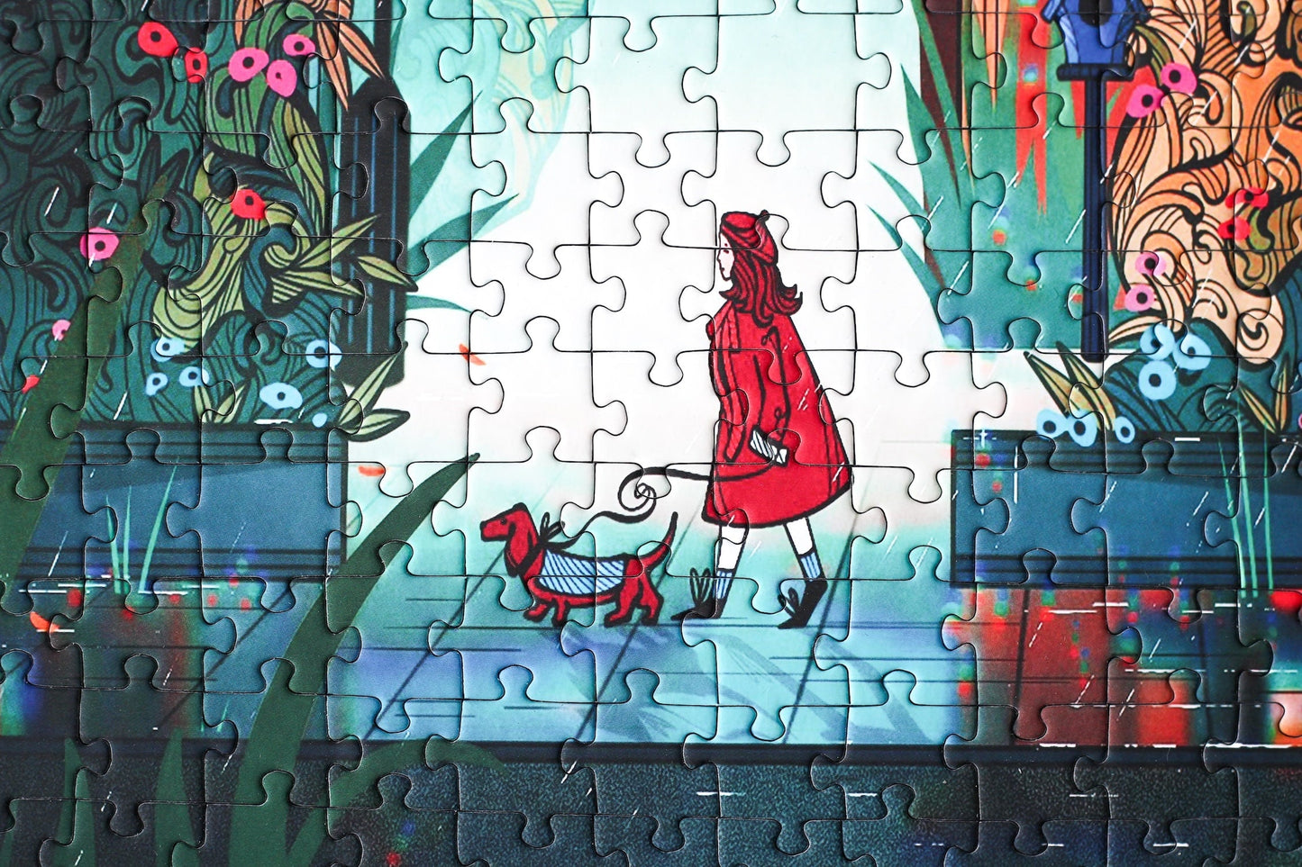 1000-teiliges Puzzle für Erwachsene, das ein Mädchen im roten Mantel zeigt, das mit ihrem Hund durch die Straßen New Yorks Gassi geht. Es ist Nacht und die Straße ist durch die Straßenlaternen hell erleuchtet. 