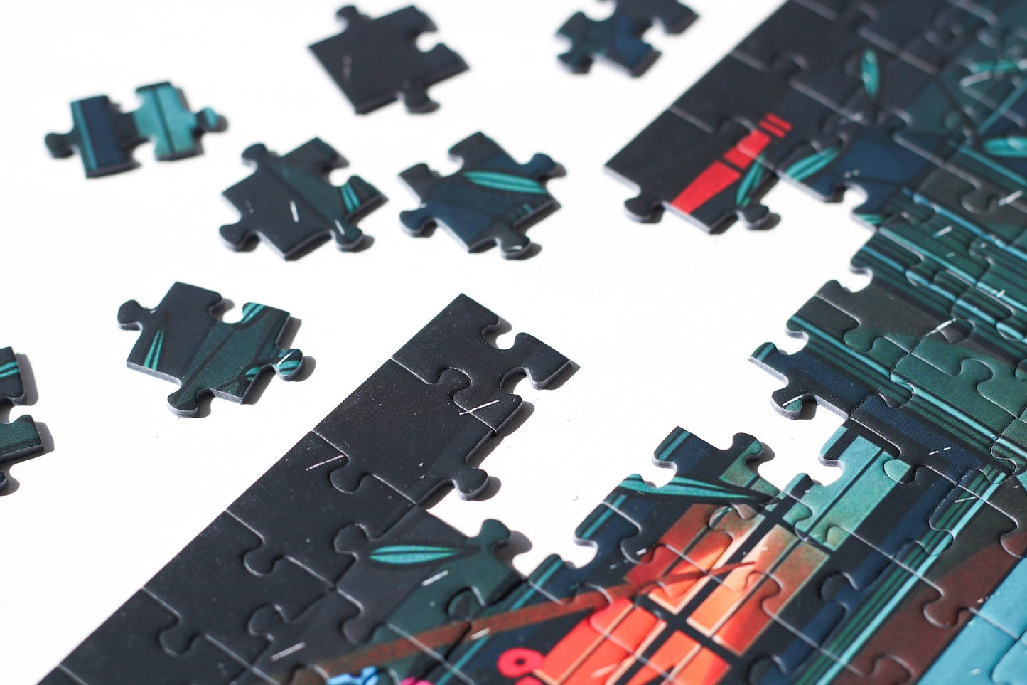 1000-teiliges Puzzle für Erwachsene, das ein Mädchen im roten Mantel zeigt, das mit ihrem Hund durch die Straßen New Yorks Gassi geht. Es ist Nacht und die Straße ist durch die Straßenlaternen hell erleuchtet. 