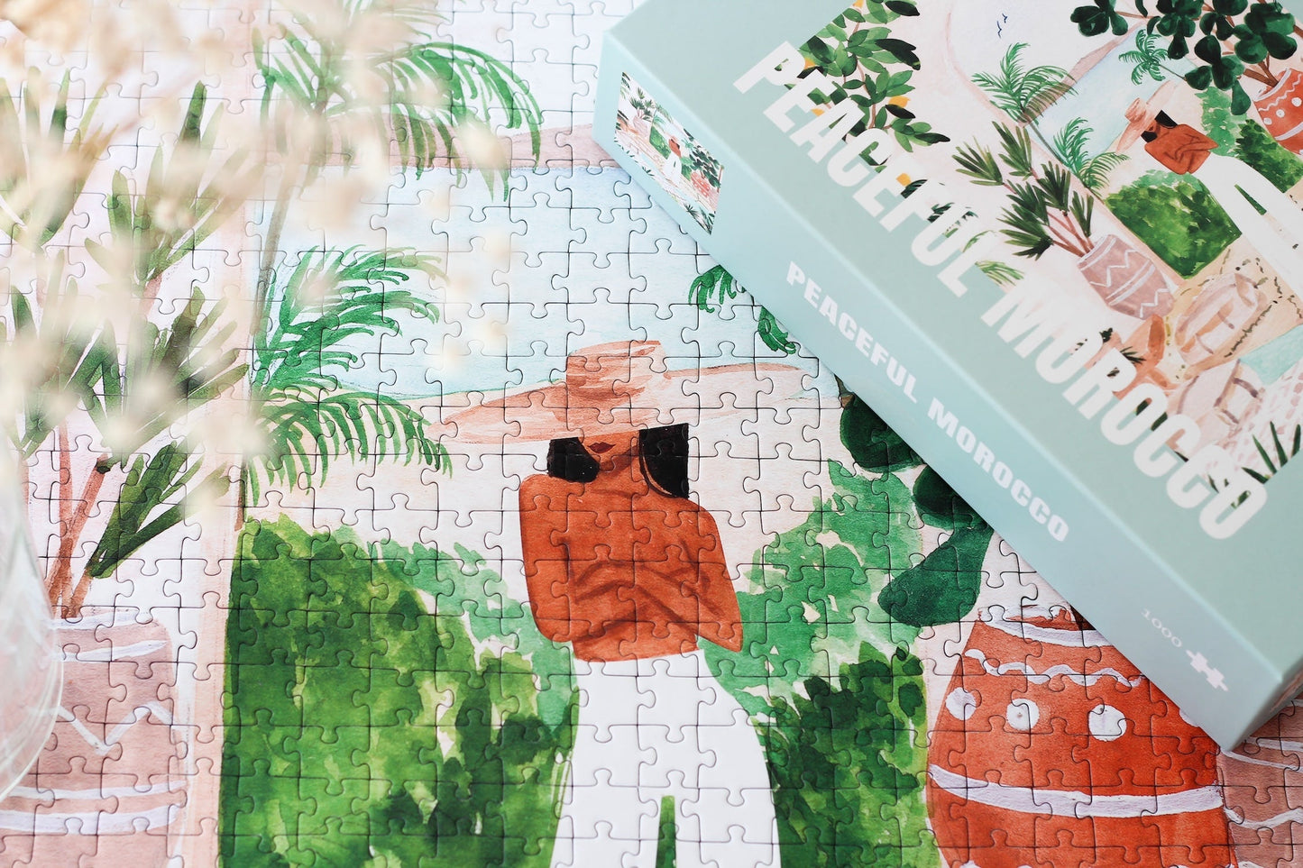 Außergewöhnliches Puzzle für Erwachsene mit einer Illustration von einer Frau in Marokko umgeben von Meer, tropischen Pflanzen und Zitronen.