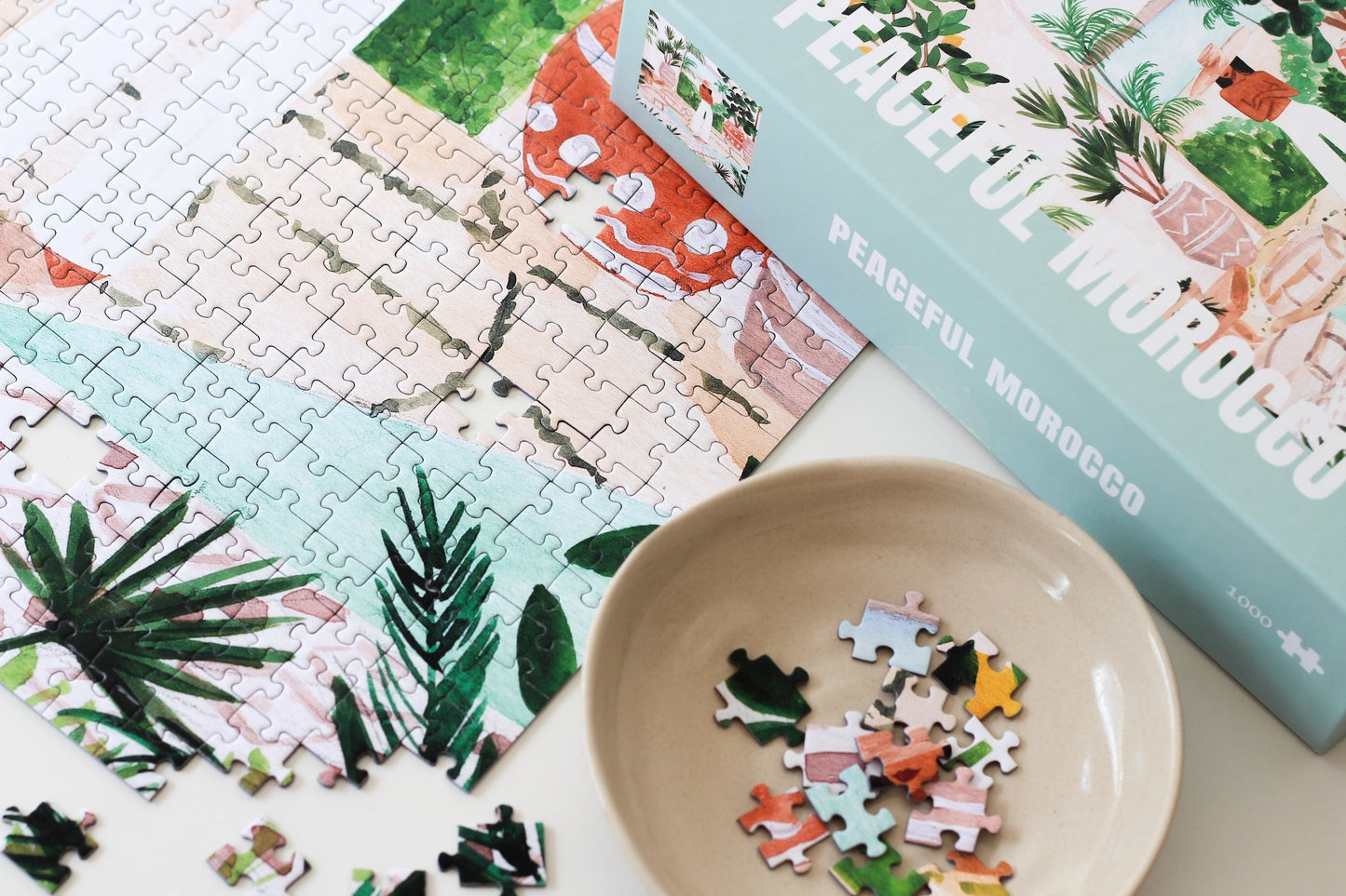 Außergewöhnliches Puzzle für Erwachsene mit einer Illustration von einer Frau in Marokko umgeben von Meer, tropischen Pflanzen und Zitronen.