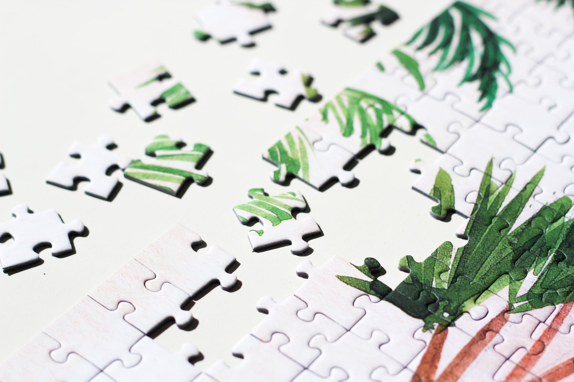 Außergewöhnliches Puzzle für Erwachsene mit einer Illustration von einer Frau in Marokko umgeben von Meer, tropischen Pflanzen und Zitronen.