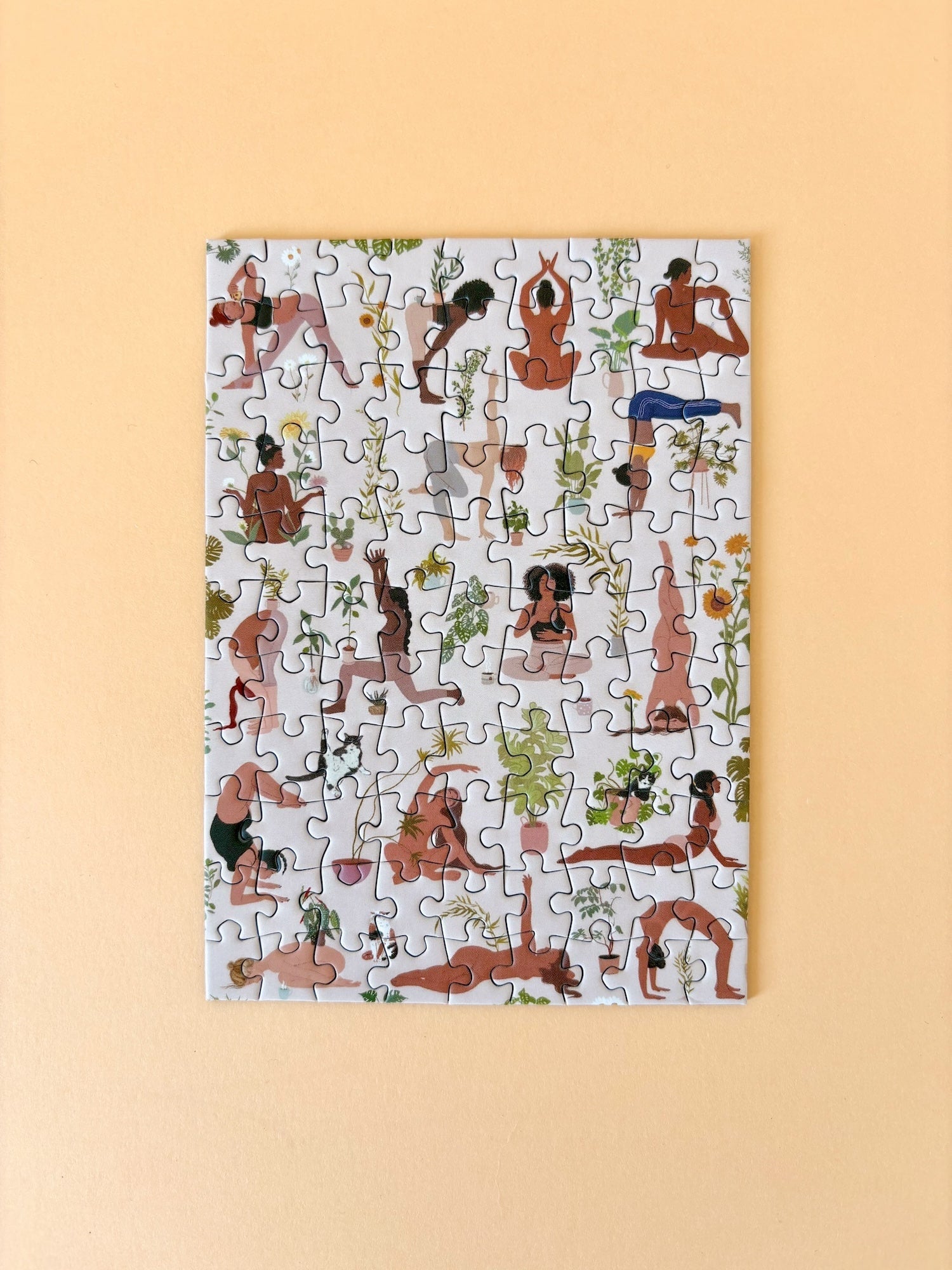 99-teiliges Minipuzzle für Erwachsene, das eine Collage aus Frauen in unterschiedlichen Yogaposen, Pflanzen und drei Katzen zeigt.