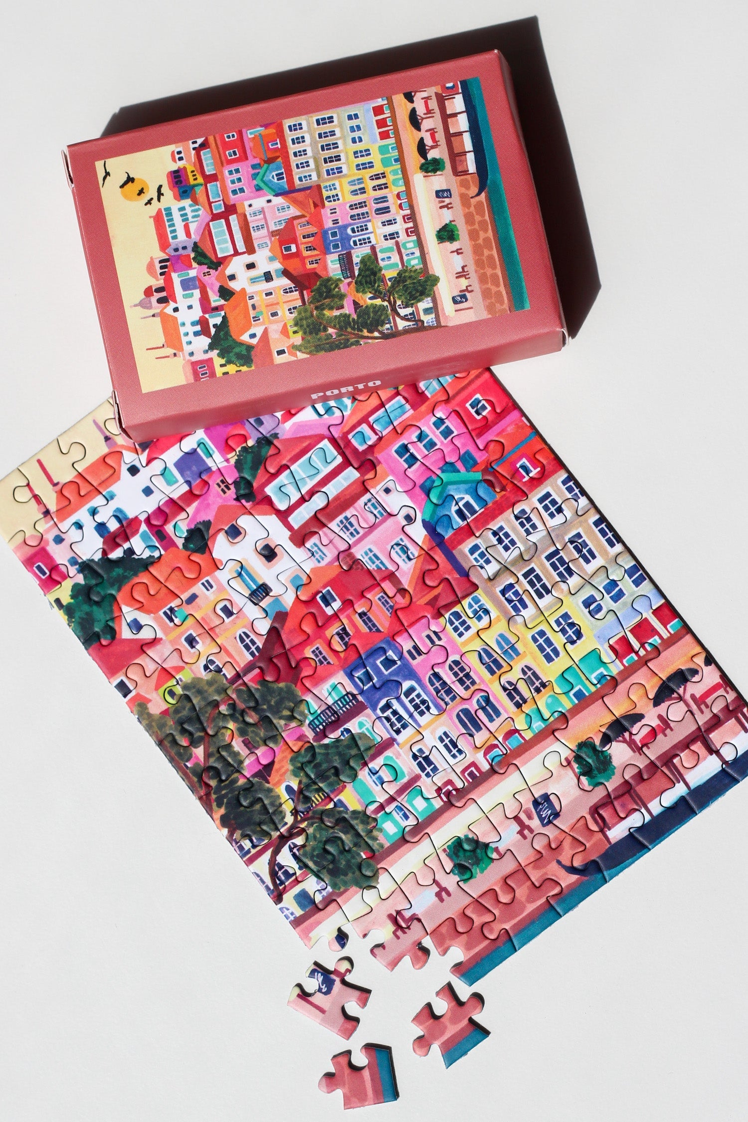 99-teiliges Porto Minipuzzle für Erwachsene, das die bunten Häuser und die Küste der Stadt Porto in Portugal zeigt.