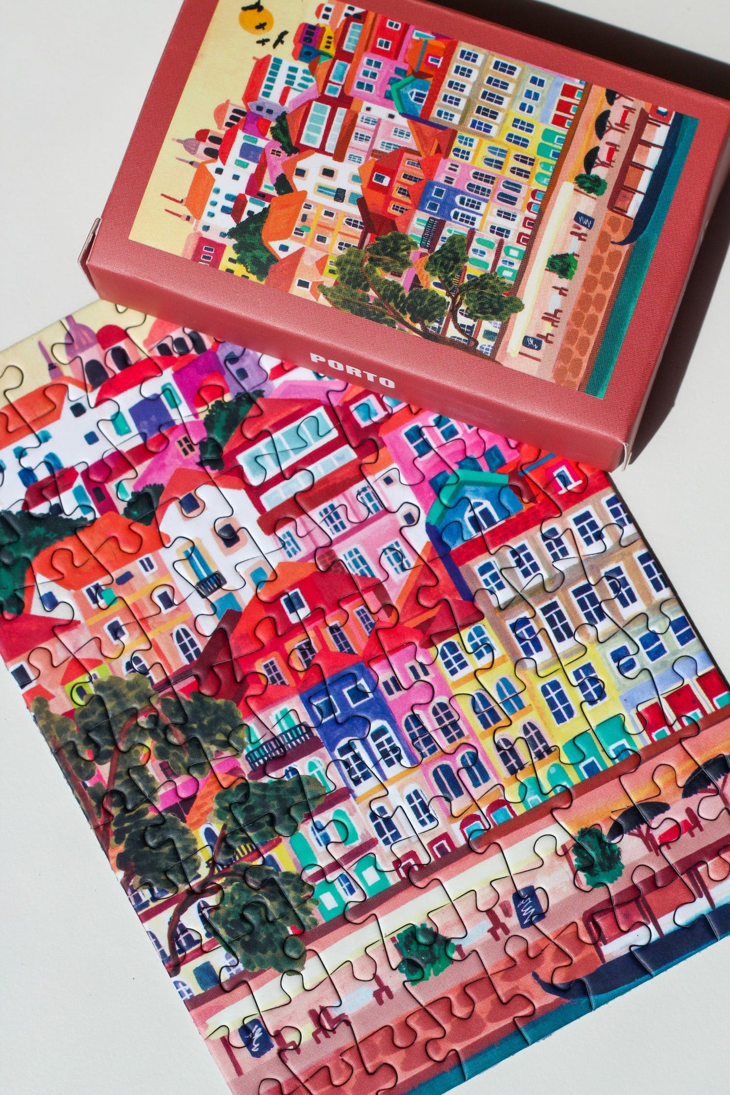 99-teiliges Porto Minipuzzle für Erwachsene, das die bunten Häuser und die Küste der Stadt Porto in Portugal zeigt.