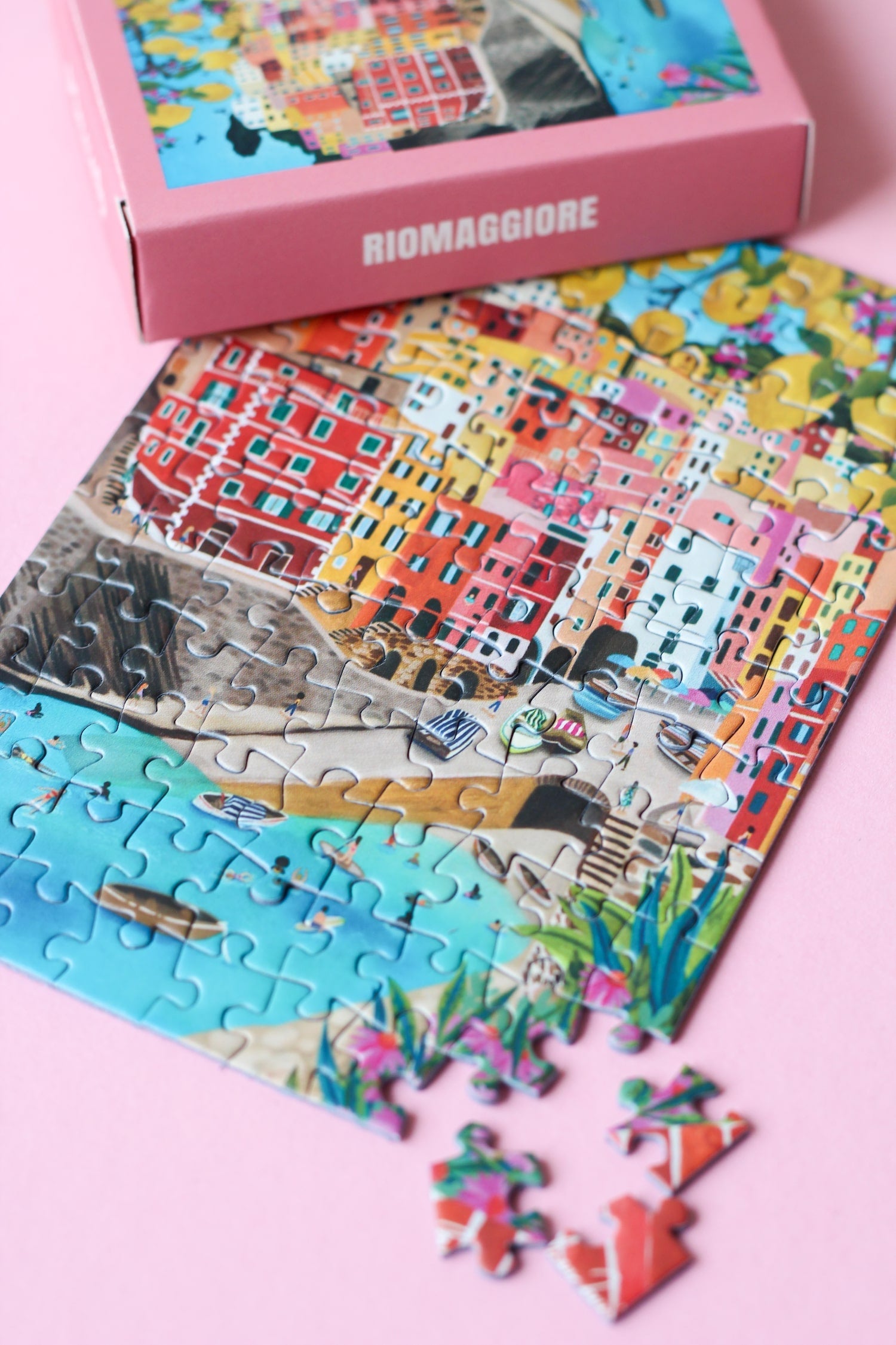 Außergewöhnliches Minipuzzle für Erwachsene mit 99 Teilen, das Riomaggiore in Cinque Terre, Italien zeigt.