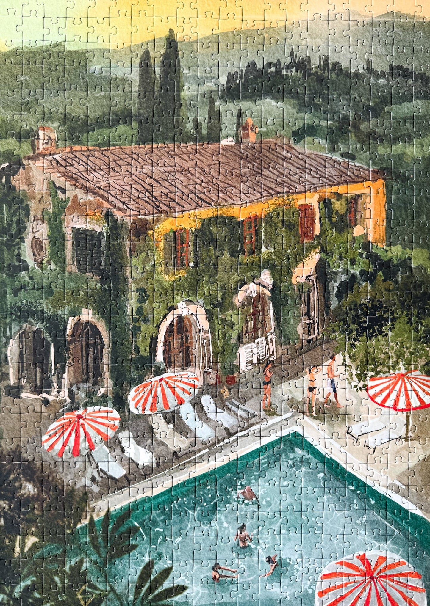 500-teiliges Puzzle für Erwachsene, das eine verwunschene Villa mit Pool in den Bergen zeigt.