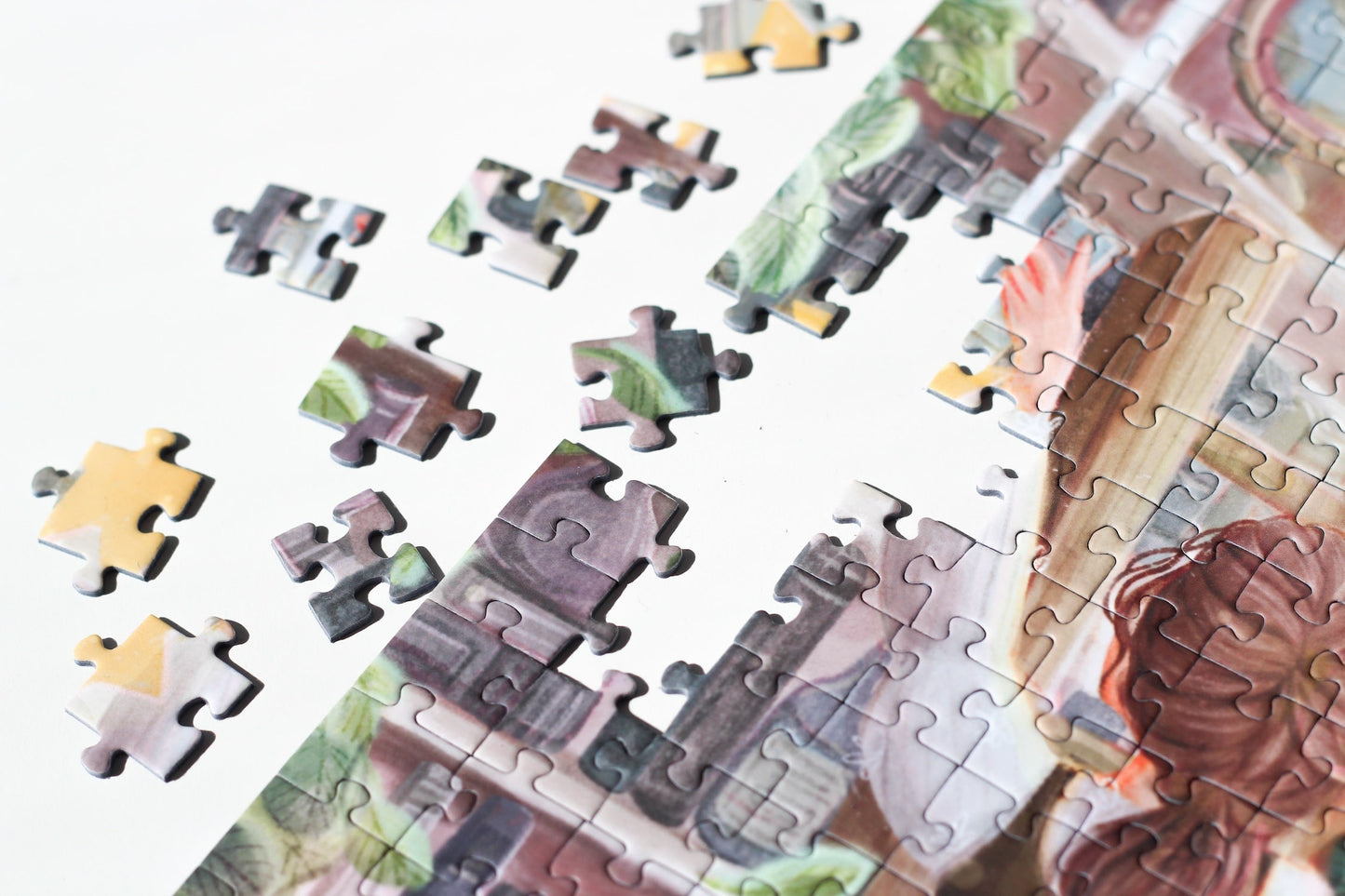 1000-teiliges Puzzle für Erwachsene, das eine Frau auf einer Leiter in einer verwunschenen Küche zeigt. Mitten in der Küche wächst ein Baum und die Regale sind gefüllt mit Büchern, Porzellan und Pflanzen.