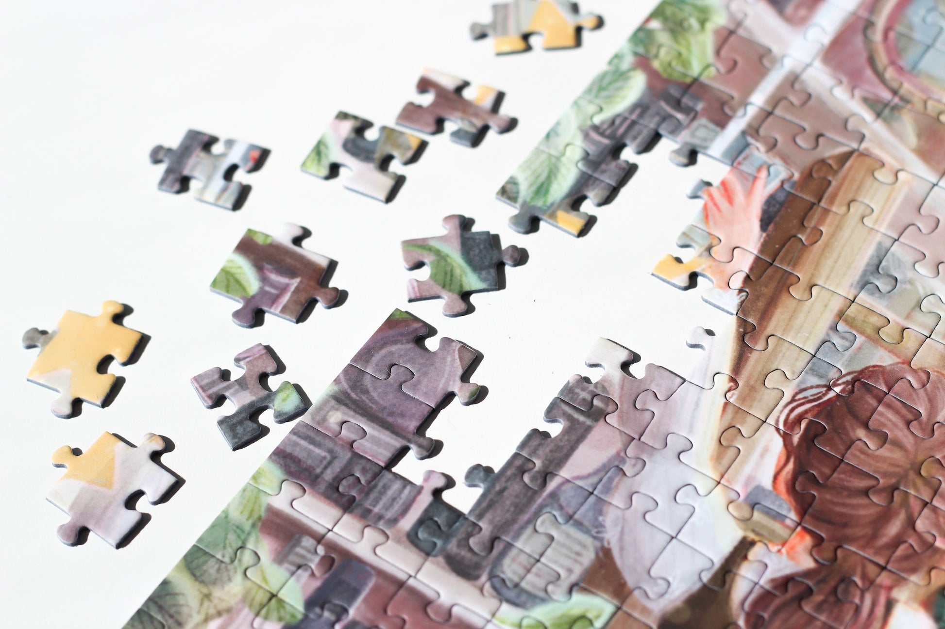 1000-teiliges Puzzle für Erwachsene, das eine Frau auf einer Leiter in einer verwunschenen Küche zeigt. Mitten in der Küche wächst ein Baum und die Regale sind gefüllt mit Büchern, Porzellan und Pflanzen.