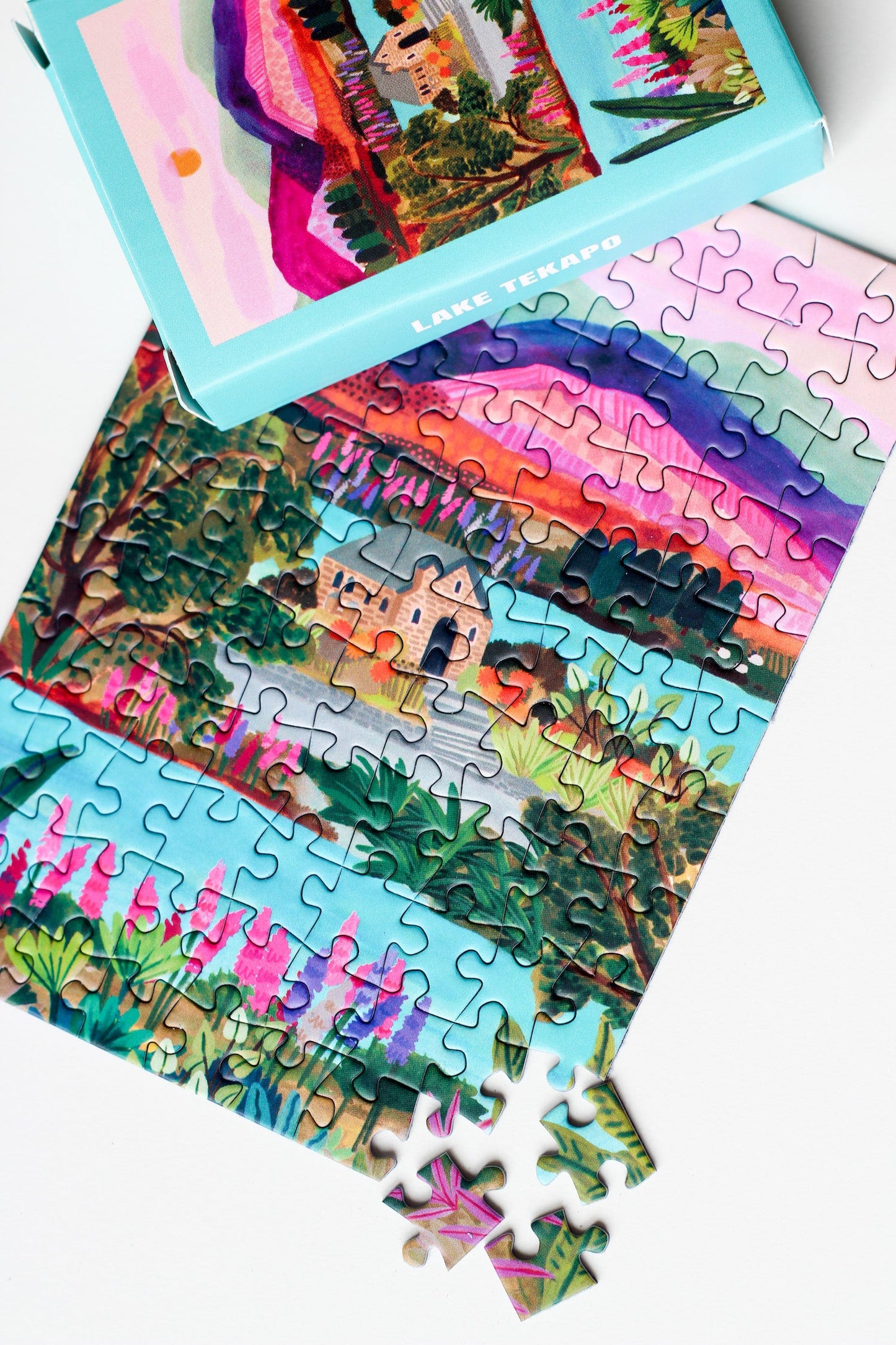 99-teiliges Lake Tekapo Minipuzzle für Erwachsene, das ein Haus am Tekapo See in Neuseeland zeigt.