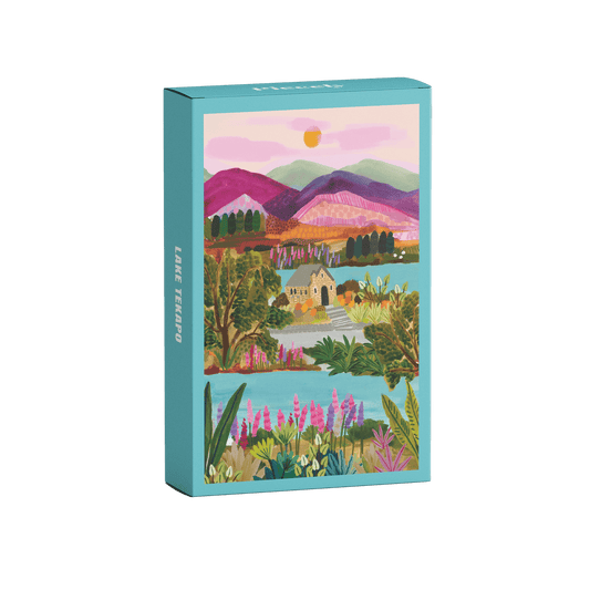 99-teiliges Lake Tekapo Minipuzzle für Erwachsene, das ein Haus am Tekapo See in Neuseeland zeigt.