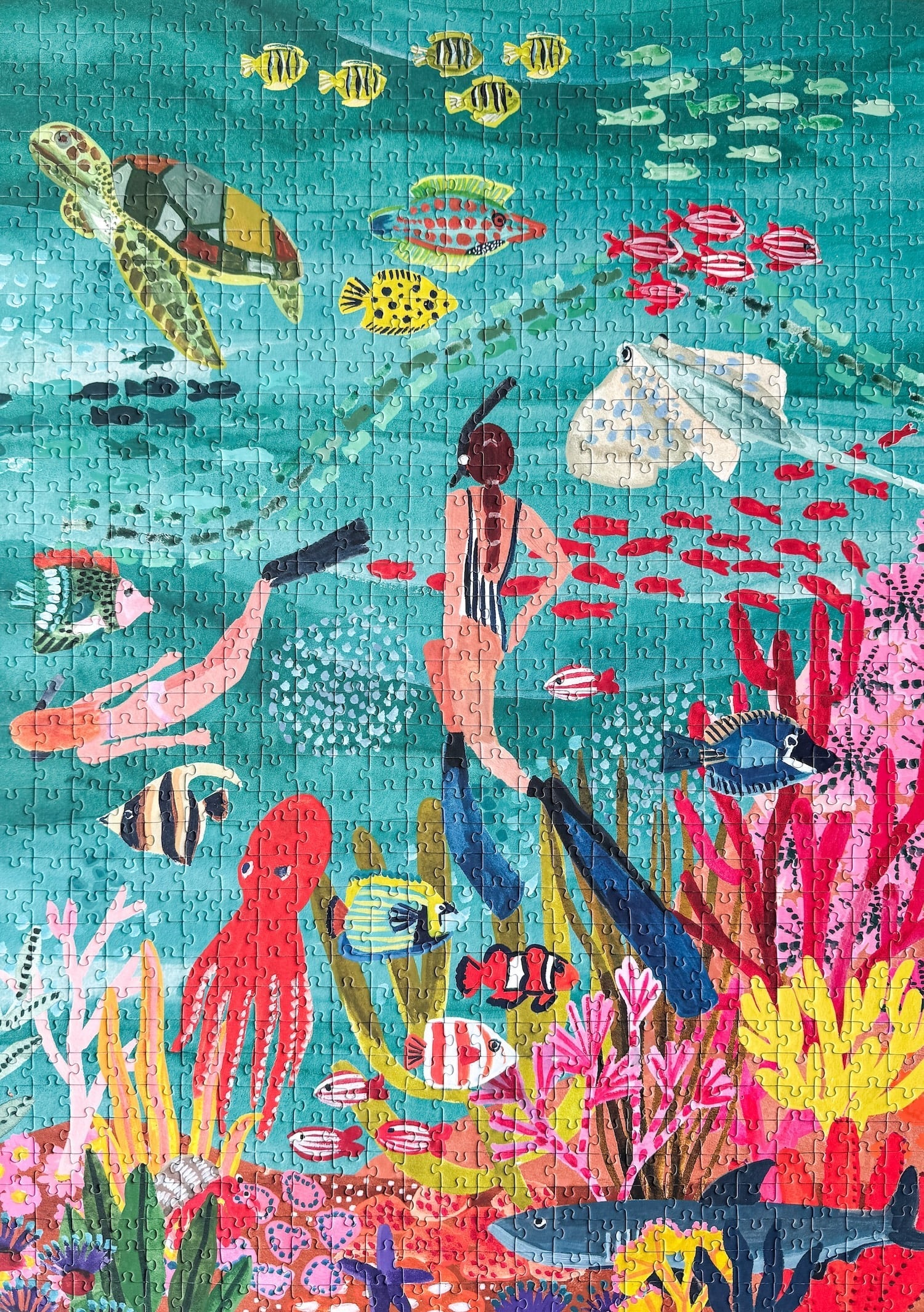 10000-teiliges, nachhaltiges Puzzle für Erwachsene, das eine farbenfrohe Unterwasserlandschaft mit Taucherinnen, Fischen, einem Hai, einer Schildkröte, einem Oktopus und einem Rochen zeigt.