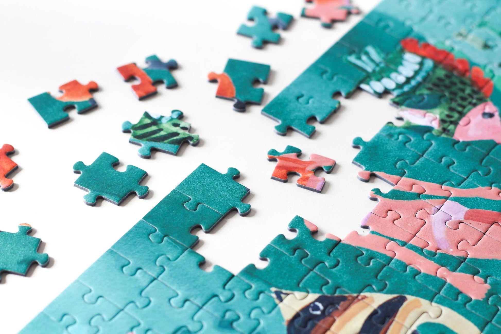 10000-teiliges, nachhaltiges Puzzle für Erwachsene, das eine farbenfrohe Unterwasserlandschaft mit Taucherinnen, Fischen, einem Hai, einer Schildkröte, einem Oktopus und einem Rochen zeigt.