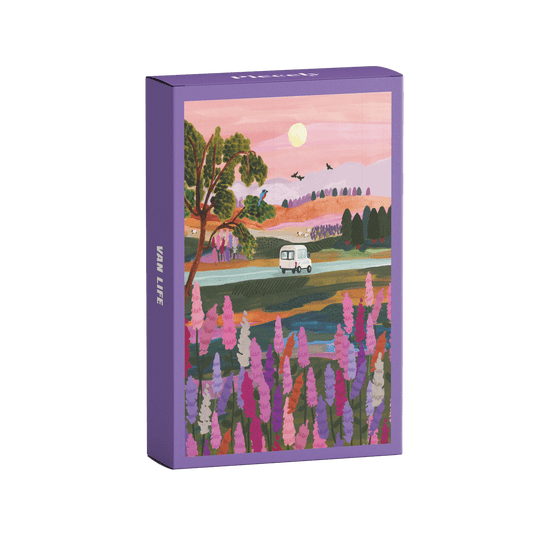 Plastikfreies Minipuzzle für Erwachsene, das einen Van zeigt, der durch die herbstliche Landschafts Neuseelands fährt.